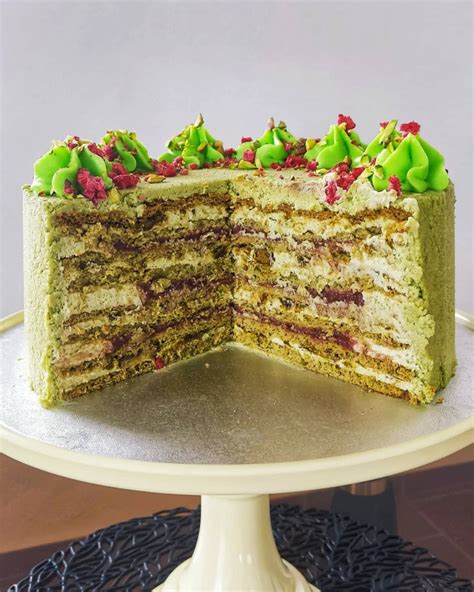 Šventiniai tortai su sezoniniais akcentais