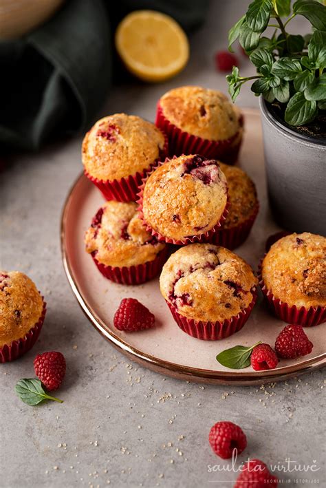 paruošti varškės keksiukai su kmynais