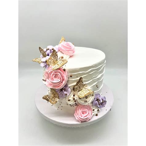 Tortas su cukriniais batukais ir kitomis dekoracijomis