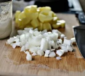 Cepelinų ingredientai: bulvės, mėsa, svogūnai, prieskoniai