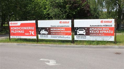 Reklaminiai tentai virš gatvės