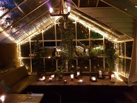 restorano Panama Food Garden lauko terasa su apšvietimu