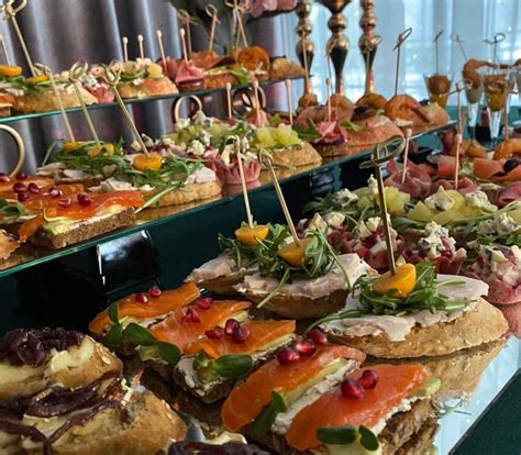 įvairūs pietų patiekalai restorane