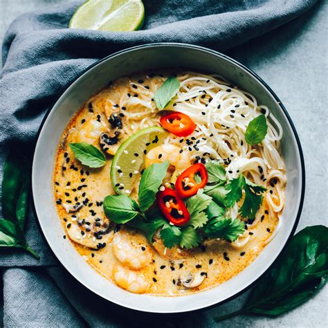 Laksa sriuba su makaronais