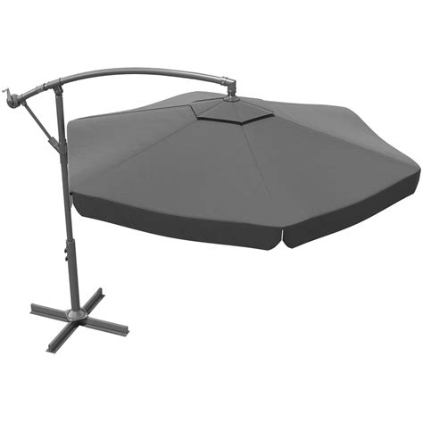 Sodo skėtis su stalu lauke