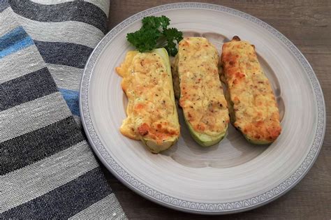 Įdarytos cukinijos su varške ir bulvėmis patiekimas