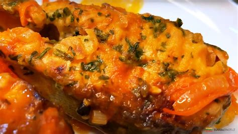 Paruoštas keptos žuvies patiekalas po daržovių antklode