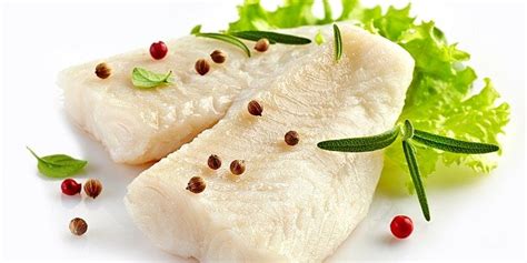 Įvairios žuvų rūšys ir ingredientai šaltienos gamybai