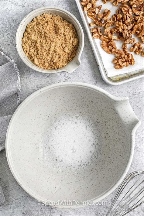 ingredientai riešutų duonai dubenyje