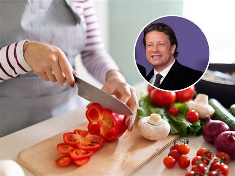 Jamie Oliveris ruošia patiekalą virtuvėje
