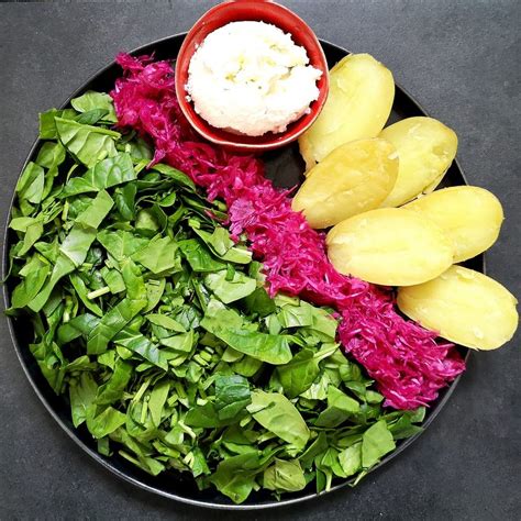 Nuotrauka su raugintais kopūstais ir įvairiais prieskoniais