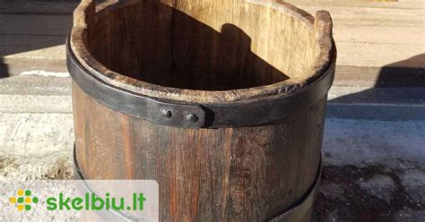 Nuotrauka su įvairiais indais raugintiems kopūstams: medinė statinė, molinis puodas, stiklainis