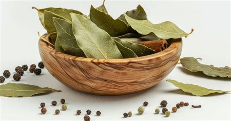 Nuotrauka su įvairiais prieskoniais: kmynai, pipirų grūdeliai, lauro lapai