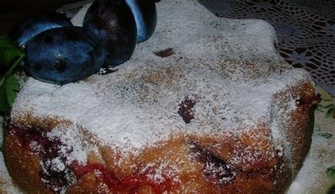 Meduolinis slyvų pyragas ant medinės lentos