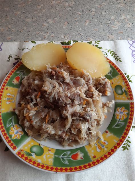 Raugintų kopūstų troškinys su mėsa ir bulvėmis