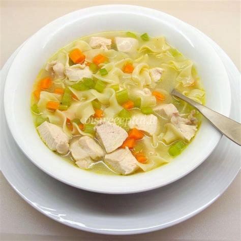 Kreminė vištienos sriuba su makaronais ir brokoliais