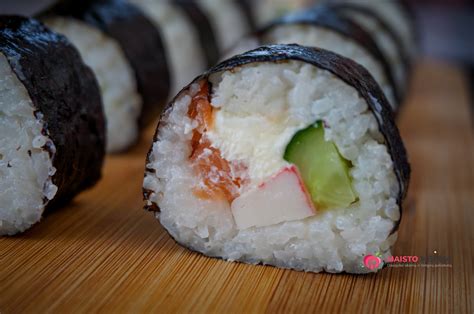 Šviežiai paruoštas sushi Philadelphia ant bambukinio kilimėlio