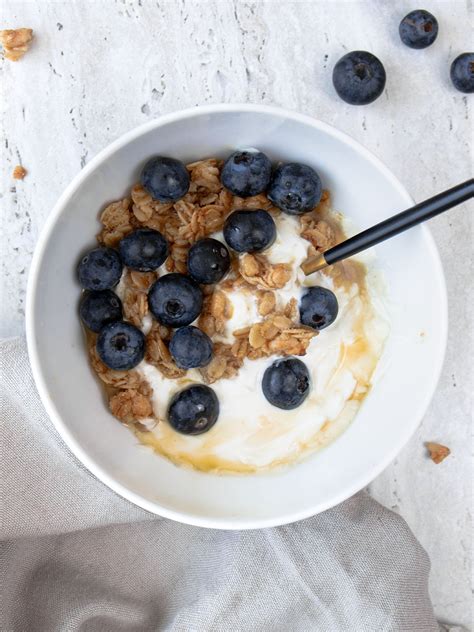 Sveiki desertai: granola, vaisiai, jogurtas