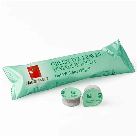 Žaliosios arbatos lapeliai su lašeliais vandens