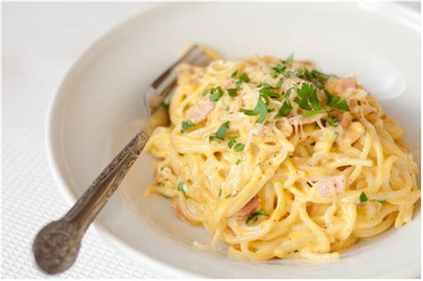 klasikiniai spagečiai su „Carbonara“ padažu lėkštėje