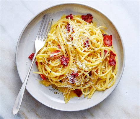 ingredientų išdėstymas ant stalo ruošiant carbonara