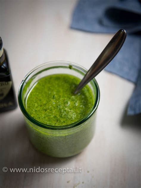 Indelis su šviežiai pagamintu lapinių kopūstų pesto