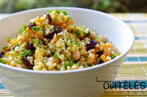 Bulgur kruopos su tofu ir daržovėmis lėkštėje