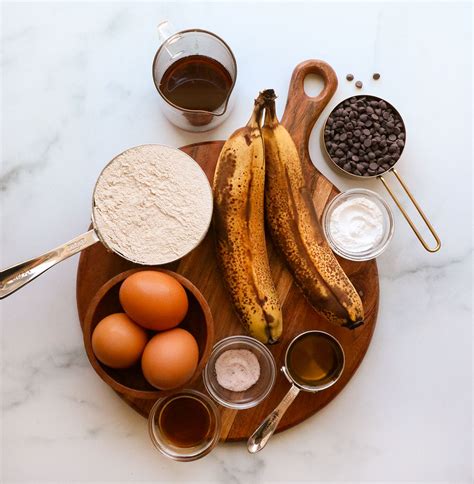 Bananų ir šokolado pyrago ingredientai ant stalo