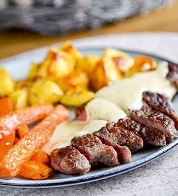 Jautienos kepsnys su keptomis daržovėmis ir padažu