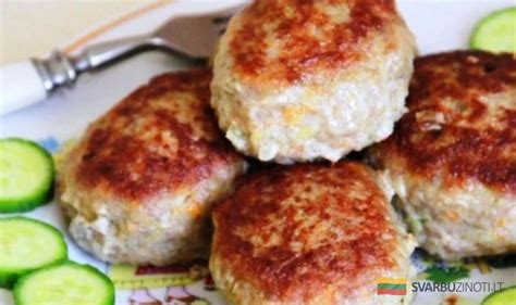 Kotletų ingredientai: mėsa, varškė, svogūnas, kiaušinis