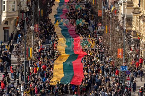 Lietuvos vėliava ir šventiniai balionai Kovo 11-osios proga