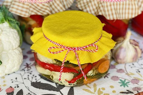 Marinuoti žiediniai kopūstai su daržovėmis