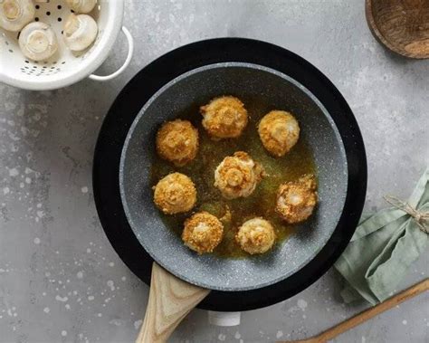 Dideli pievagrybiai paruošti apvoliojimui tešloje