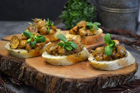 Įvairūs padažai patiekiami su keptais pievagrybiais