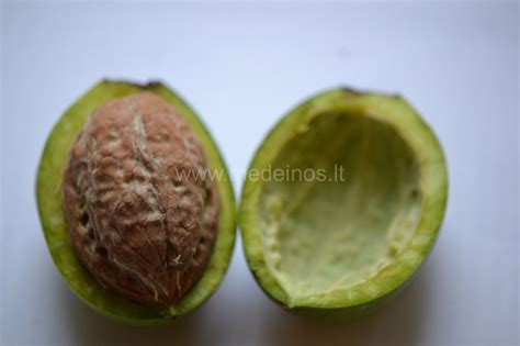 Žalieji riešutmedžių kevalai, kurie tinka dažymui