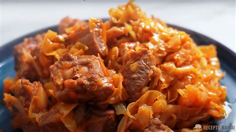 Troškintų kiaulienos šonkauliukų ir kopūstų patiekalas