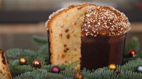 Panettone gamybos procesas, apimantis tešlos kildinimą ir vėsinimą pakabinus