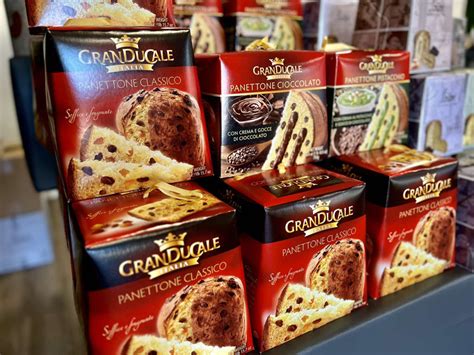 Įvairių panettone pyragų asortimentas su skirtingais įdarais