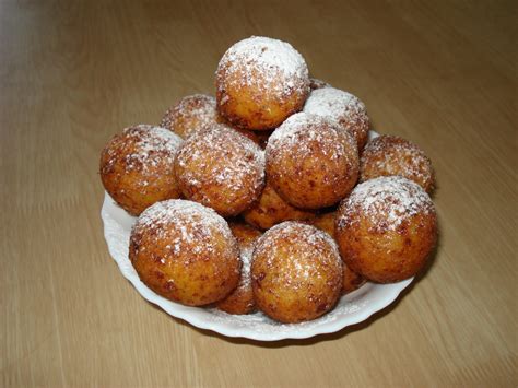 Varškės spurgos su cukraus pudra