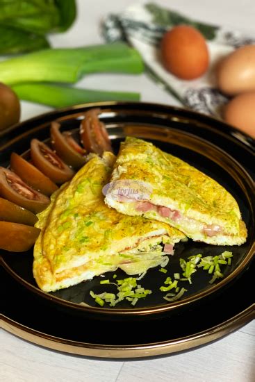 omletas su dešra ir žolelėmis keptuvėje