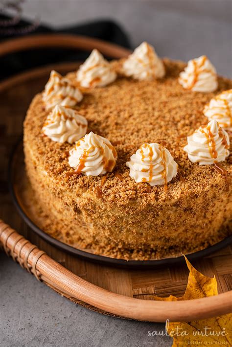Karamelinis tortas su bananų ir grietinėlės sluoksniais