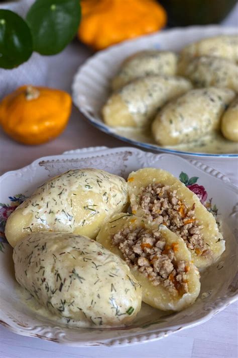 Vegetariškų cepelinų su sojos įdaru patiekimas