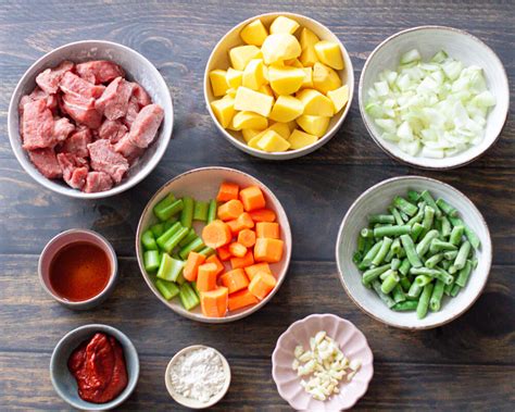 Įvairūs ingredientai kynvos troškiniui