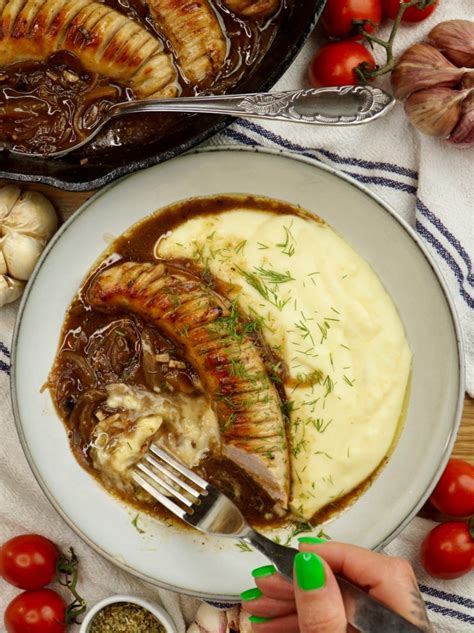 Dešrelės su bulvių koše ir karamelizuotais svogūnais