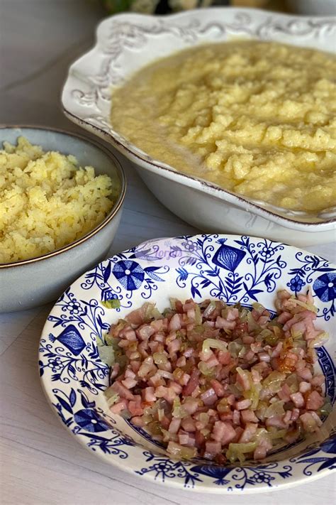 Bulvių tarkiai, faršas ir kiti Kėdainių blynų ingredientai ant medinio stalo