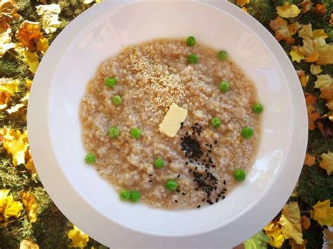 Nuotrauka: paprasta miežinių kruopų košė su sviestu ir žolelėmis