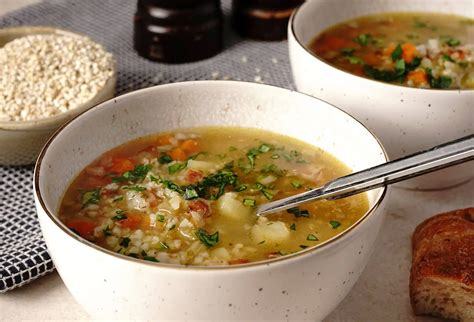 Nuotrauka: kaimiška miežinių kruopų sriuba su šonine ir daržovėmis