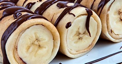 Bananų desertai lėkštėje