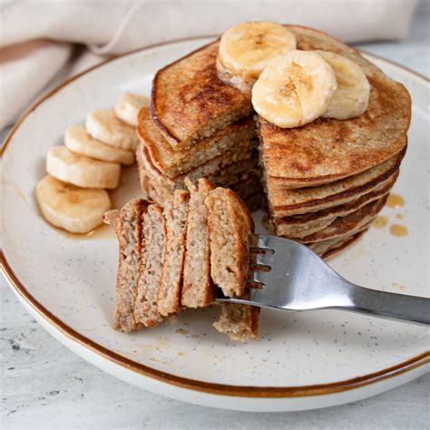 Blynelių su bananais patiekimas