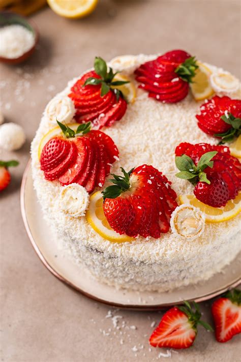 Kokosinis tortas su braškėmis ir sausainiais